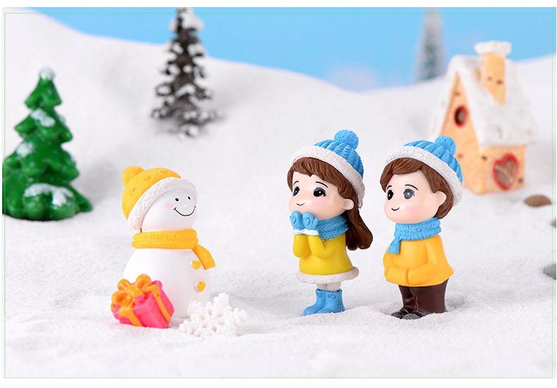 Winter Dress Lovers Snowman Boy Girl Studendt People Doll Toy Model Statue Figurine Ornament Miniatures Home Decor Wholesale Price Fairy Garden Supply - 描述图 3