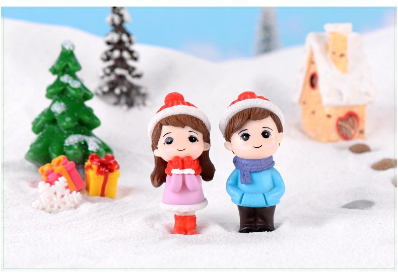 Winter Dress Lovers Snowman Boy Girl Studendt People Doll Toy Model Statue Figurine Ornament Miniatures Home Decor Wholesale Price Fairy Garden Supply - 描述图 1