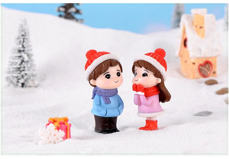 Winter Dress Lovers Snowman Boy Girl Studendt People Doll Toy Model Statue Figurine Ornament Miniatures Home Decor Wholesale Price Fairy Garden Supply - 描述图 4