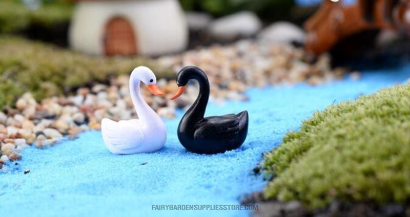 Pot Bonsai Fairy Garden Black White Swan Miniature Figurine Cartoon Love Ducks Decoration Mini Terrariums Fairy Garden Animals Statue Home Desk Kids Room Ornaments - 描述图 1