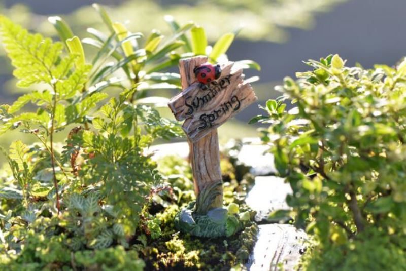 Mini Fairy Garden Road Sign Pot Bonsai Welcome Stake Figurines Miniature Craft Signpost Fairy Garden Miniature Bonsai Micro Landscape Terrariums Doll House Decor - 描述图 2