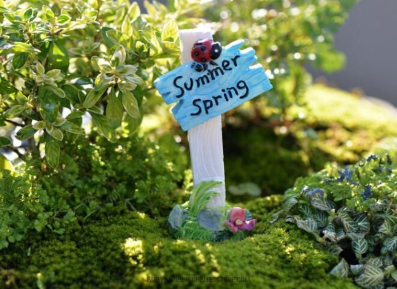 Mini Fairy Garden Road Sign Pot Bonsai Welcome Stake Figurines Miniature Craft Signpost Fairy Garden Miniature Bonsai Micro Landscape Terrariums Doll House Decor - 描述图 3