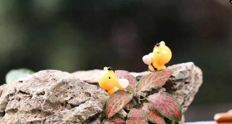 Cute Moss Mini Fairy Garden Honey Bee Figurine Micro Landscape Miniature Garden Pot Bonsai Fairy Garden Ornament Cartoon Small Bees Terrariums Diy Assemble Resin Small Animals Children Toys - 描述图 2
