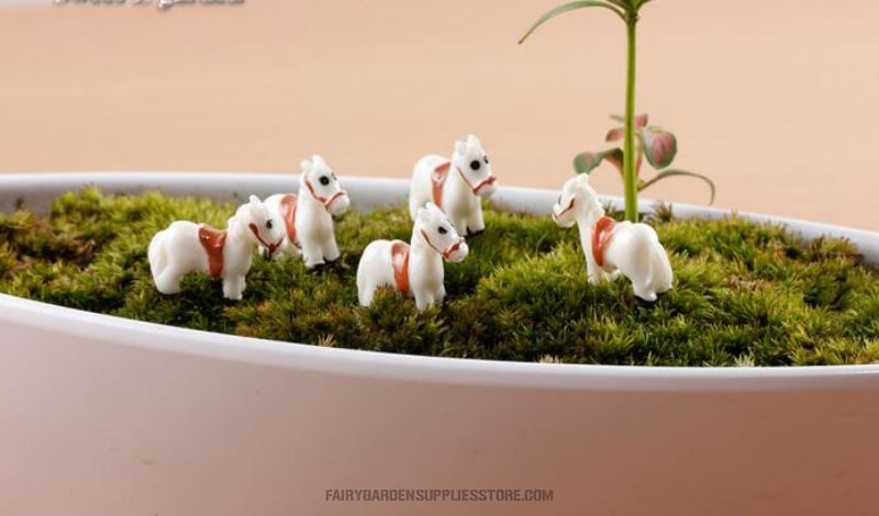 Indoor Mini Container Fairy Garden Kits Supplies Micro Landscape Miniature Garden Ecology Bottle Fairy Garden Ornament Lovely Mini White Horses Terrariums Wholesale Fairy Garden Accessories - 描述图 3
