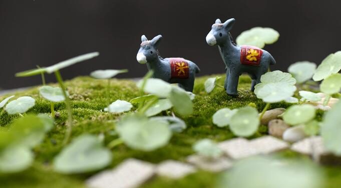 Moss Fairy Garden Animals Model Pot Bonsai Micro Landscape Miniature Garden Decorate Terrariums Fairy Garden Decoration Wholesale Fairy Garden Accessories Supplies Aquarium Landscaping Cartoon Small Donkey Toys - 描述图 1